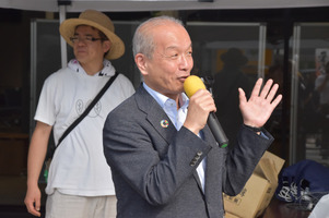 写真:あいさつをする市長