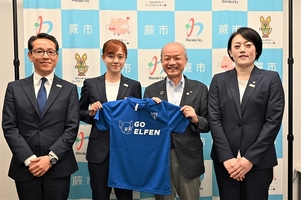 写真:Tシャツのプレゼントを受け取る市長