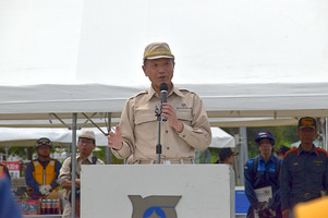 写真:あいさつをする市長