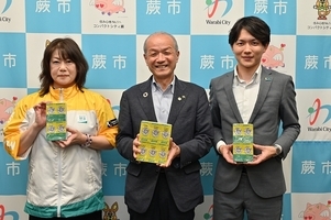 写真:贈呈を受ける市長