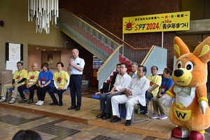 写真:あいさつをする市長