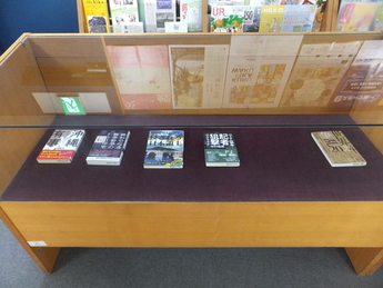 写真2：2F展示コーナー