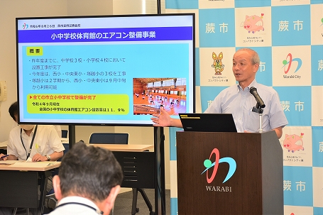 写真：記者会見を行う市長
