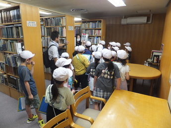 写真：図書館見学