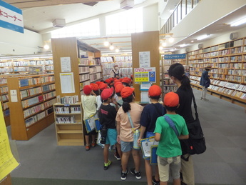 写真：図書館見学