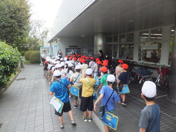 写真：図書館見学