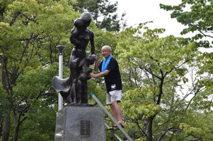 写真:平和之母子像を清掃する市長
