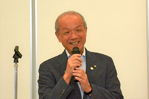 写真:あいさつをする市長