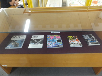 写真3：2F展示コーナー