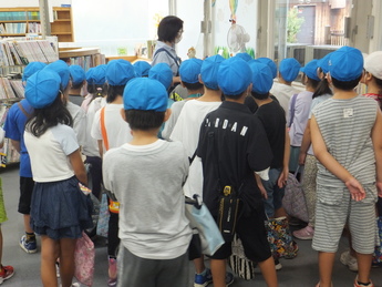 写真：図書館見学