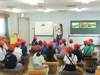 写真：図書館見学