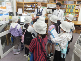 写真：図書館見学