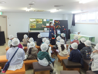 写真：図書館見学