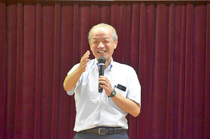 写真:あいさつをする市長