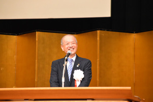 写真:あいさつをする市長