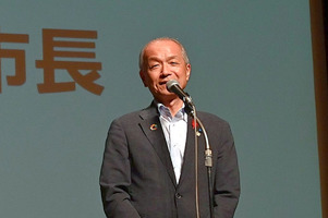 写真:あいさつをする市長