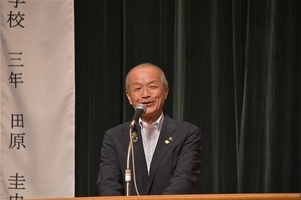 写真:あいさつをする市長