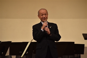 写真:あいさつをする市長