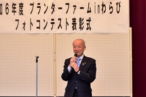 写真:あいさつをする市長