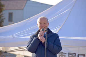 写真:あいさつをする市長