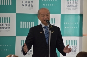 写真:あいさつをする市長