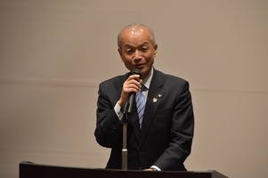 写真:あいさつをする市長
