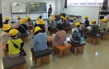 写真：図書館見学