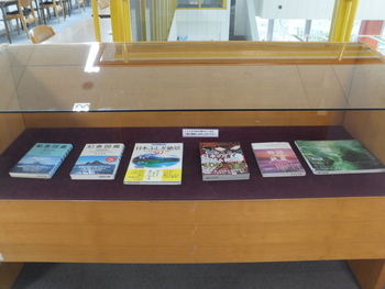 写真2：2F展示コーナー