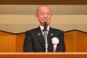 写真:あいさつする市長