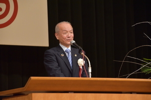 写真:あいさつをする市長