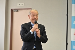 写真:あいさつをする市長