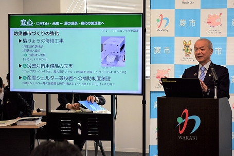 写真：記者会見で話す市長