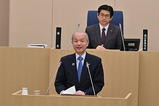 写真:施政方針を表明する市長