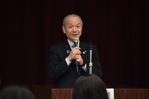 写真:あいさつをする市長