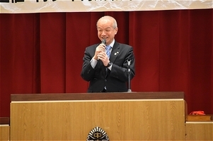 写真:あいさつをする市長