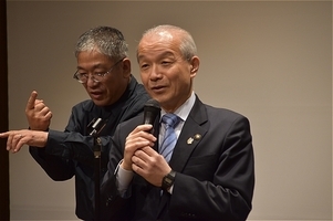 写真:あいさつをする市長