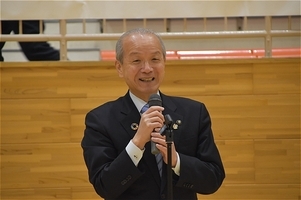 写真:あいさつする市長