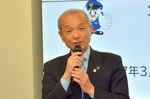 写真:あいさつをする市長