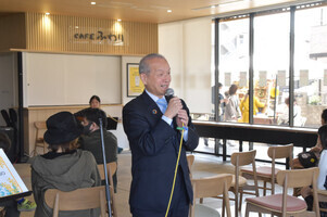 写真:あいさつをする市長