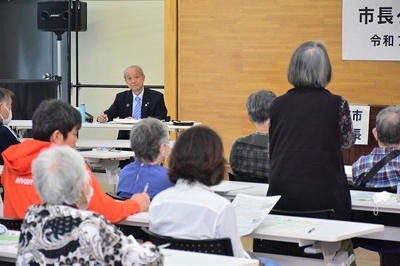 写真：西公民館での市長タウンミーティングの様子