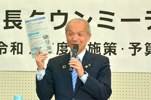 写真:説明する市長