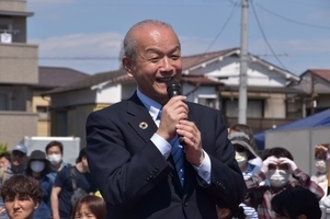 写真:あいさつをする市長