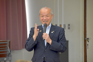 写真:あいさつする市長