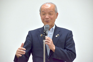 写真:あいさつをする市長