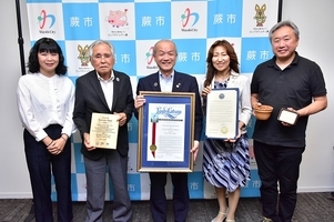 写真:あいさつをする市長