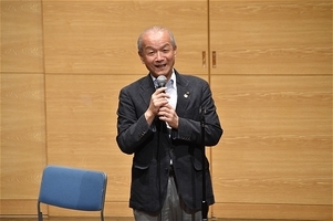 写真:あいさつする市長