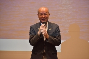写真:あいさつをする市長