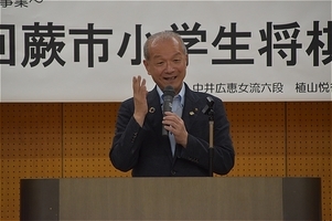 写真:あいさつをする市長