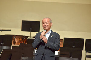 写真:あいさつをする市長