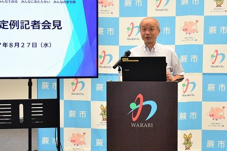 写真：記者会見で話す市長